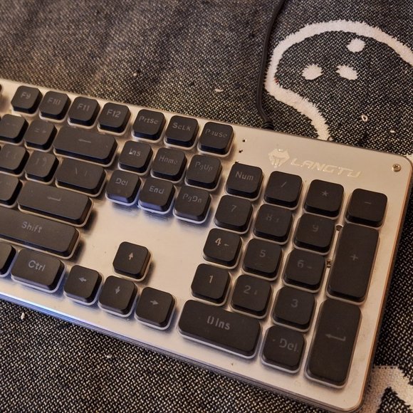 LANGTU RGB Backlit 100% Wired Keyboard - Picture 3 of 4